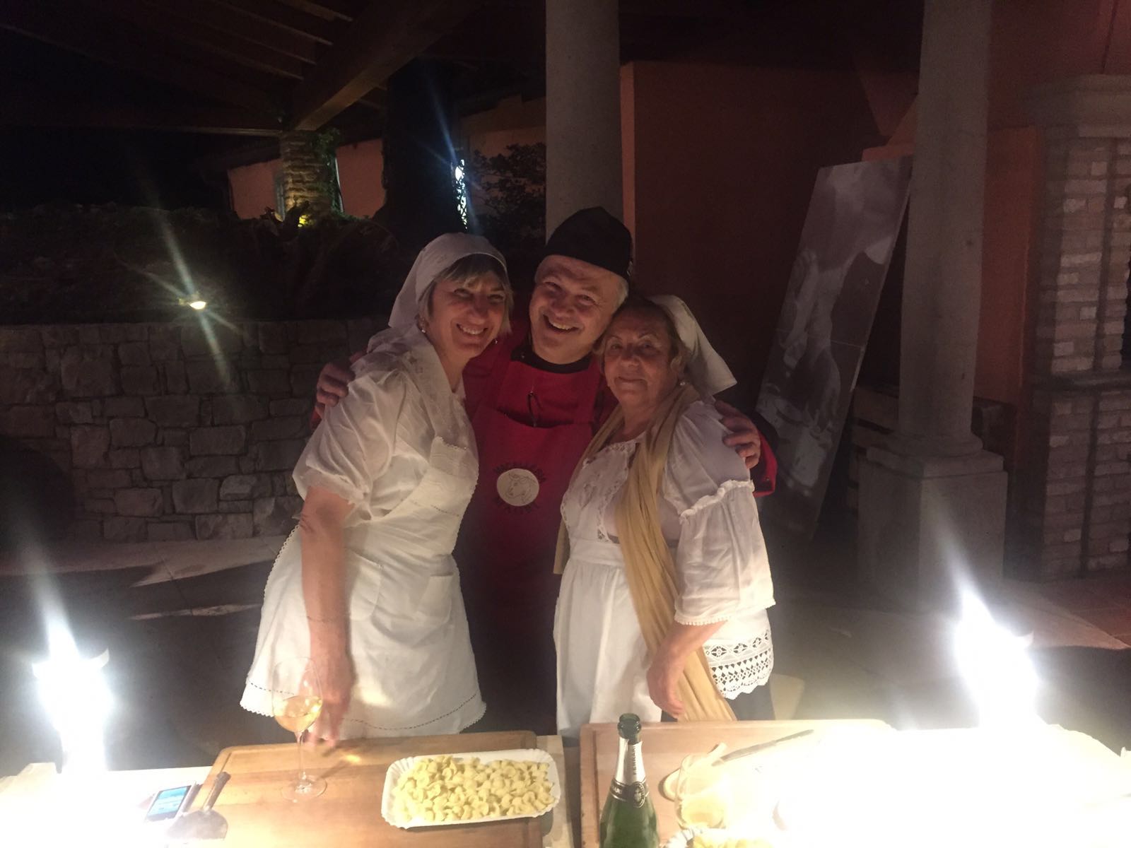 Street Food 2016-Fabio con le donne delle orecchiette pugliesi