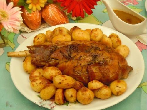 cosciotto-di-agnello-al-forno-con-patate-novelle